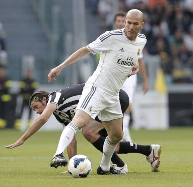 Finisce 1-5 la sfida tra vecchie glorie Juventus e Real Madrid:  la Unesco Cup. Tacchinardi prova a contrastare sua maest Zidane, uno dei protagonisti della gara, con Seedorf autore di un gol da applausi. Afp